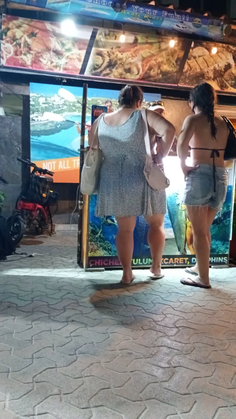 Mostrador de Experiencias Isla iluminado de noche en Isla Mujeres