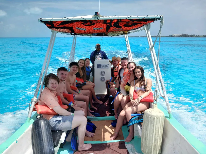 Grupo de turistas en la lancha La Paloma en Isla Mujeres