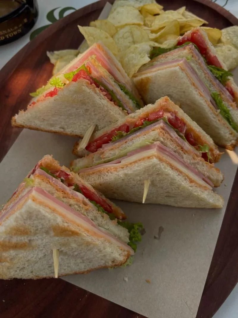 Club sándwiches con papas para el charter