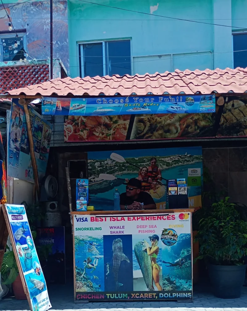 Mostrador de Experiencias Isla en Av. Hidalgo, centro de Isla Mujeres