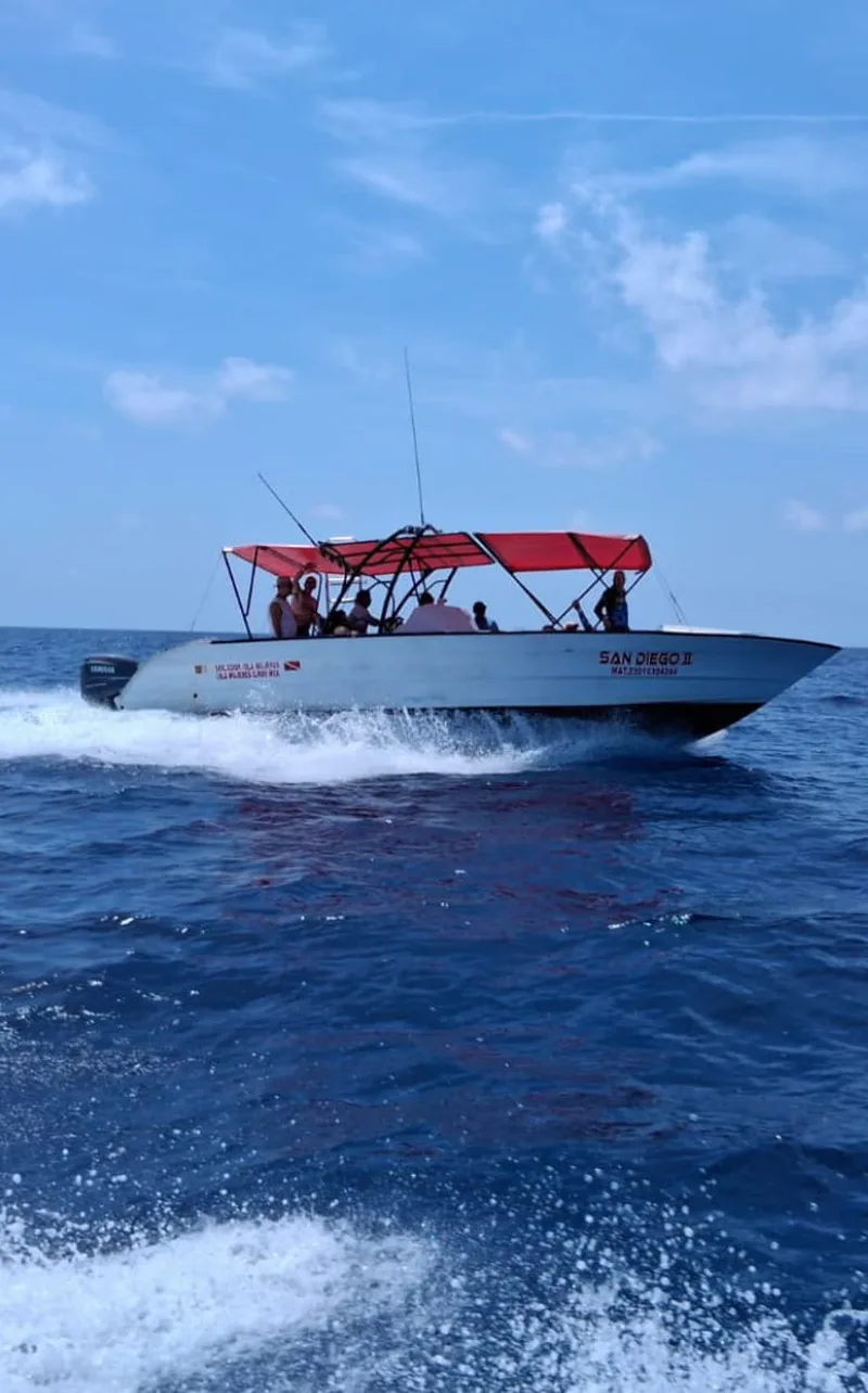 Lancha San Diego II navegando a toda velocidad en Isla Mujeres
