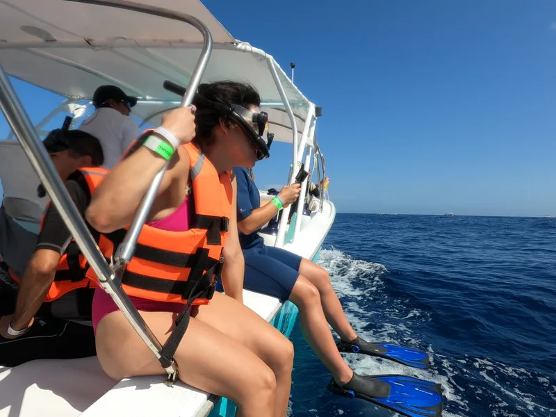 Snorkelers saltando de la lancha en Isla Mujeres