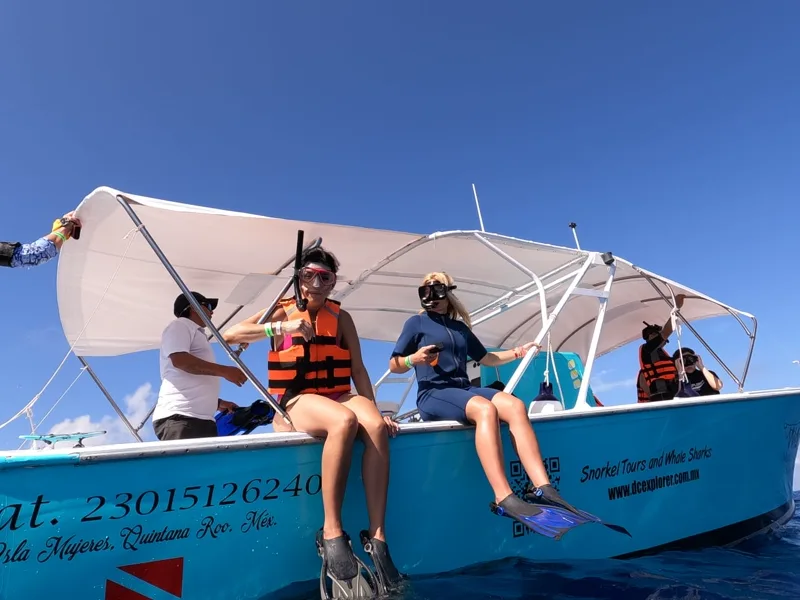 Dos amigas con equipo de snorkel en la lancha en Isla Mujeres