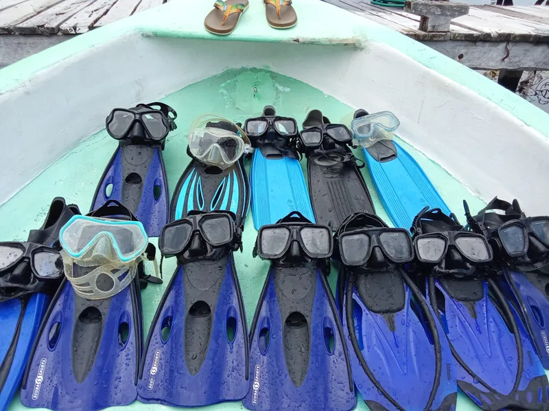 Equipo de snorkel listo en la proa de la lancha