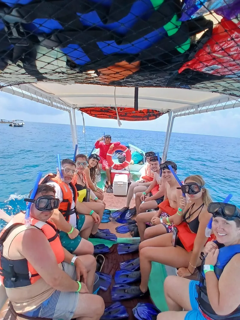Familia con equipo de snorkel a bordo en Isla Mujeres