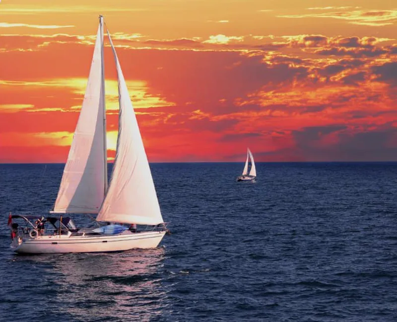 Veleros navegando al atardecer en el Caribe