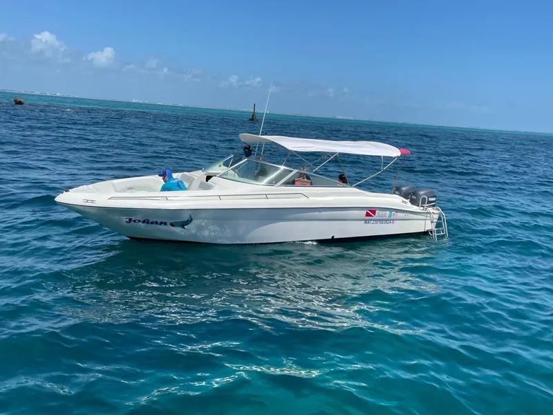 Lancha Johan con toldo llevando turistas en Isla Mujeres